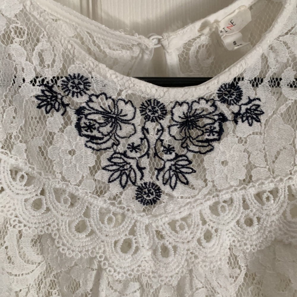 Lace - Picture 2 of 3